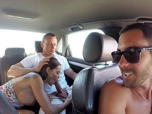 Satin Bloom pagando boquete no carro HD